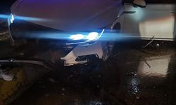 Mardin'de otomobil refüje çarptı: 2 yaralı