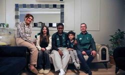 Maskot kostümünden futbolcu çıktı, çocuk taraftarın heyecandan elleri titredi