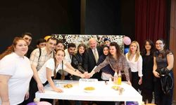 Menemenli oyuncular sahnede yıldızlaştı