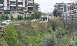 Mudanya'da yağmur sonrası site önündeki yol çöktü