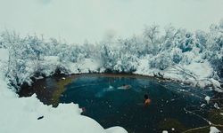 Muhteşem manzarada üç arkadaş kar yağışı altında gölette yüzdü