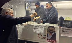 Muradiye'de teravih sonrası lokma ikramı