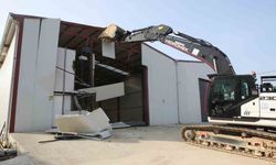 Nilüfer'de tarım alanındaki 900 metrekarelik kaçak yapı yıkıldı