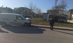 Öğrenci servisi ile hafif ticari araç çarpıştı: 2 yaralı
