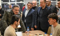 Öğrencilerle sahur sofrasında bir araya geldi