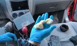 Oto teybinin arkasına gizlenen uyuşturucu ortaya çıkarıldı