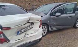 Otobanda zincirleme kaza: 4 araç birbirine girdi