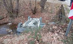 Otomobil dereye yuvarlandı: 5 yaralı