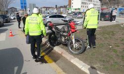 Otomobil ile çarpışan motosiklet sürücüsü kaçtı: 1 yaralı
