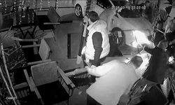 Otomobil kafeye daldı: 2 yaralı