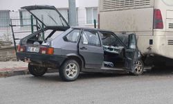 Otomobil park halindeki otobüse çarptı: 1 yaralı