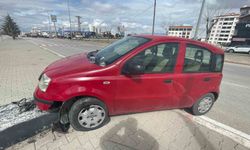 Otomobil refüje çıktı, sürücü kazayı yara almadan atlattı