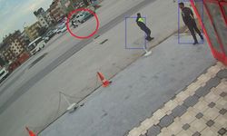 Otomobille çarpışan motosikletli havada takla attı