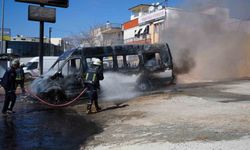 Park halindeki servis ve otomobil alev alev yandı, araç sahibi kriz geçirdi