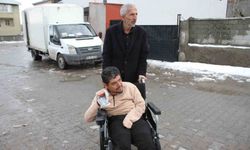 Polis memurunun hediyeleri engelli gencin yüzünü güldürdü