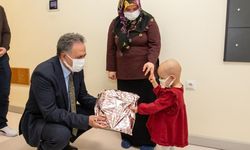Rektör Akpolat, Onkoloji Hastanesi'ndeki minik hastaları hediyelerle sevindirdi