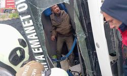 Samandağ'da devrilen tırın sürücüsü yaralandı