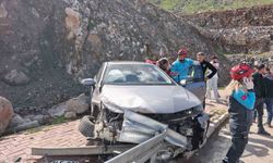 Şanlıurfa'da otomobil bariyerlere çarptı: 3 yaralı