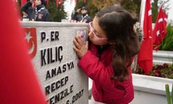 Şehitleri Anma Günü'nde anlamlı öpücük