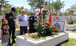 Şehitlikte arife günü hüzünlü buluşma