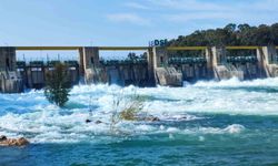 Seyhan Barajı'nda kapaklar açıldı: Çağlayan sular Seyhan Nehri ile buluştu