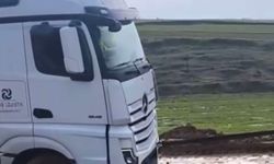 Siirt'te TPAO'ya ait tır çamura saplandı, köylüler seferber oldu