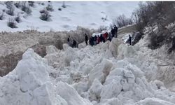 Şırnak'ta facianın eşiğinden dönüldü: Öğrencileri taşıyan servis çığ altında kalmaktan son anda kurtuldu
