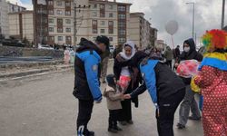 Şırnak'ta polis Nevruz etkinliklerine katılan çocuklara pamuk şeker ve balon dağıttı