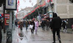 Soğuk hava ve yağmur bayram alışverişine engel olamadı