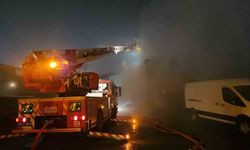 Sultangazi'de trafoda başlayan yangın depoyu kül etti