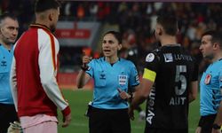 Süper Lig'de 22 yıl sonra kadın hakem düdük çaldı
