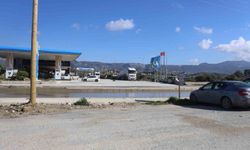 Sürücüsü markete gitti, el freni çekilmeyen otomobil ana yola çıktı