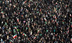 Tahran'da on binlerce kişi yeni dini lider Mücteba Hamaney'e destek için meydanlarda