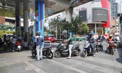 Tayland'da akaryakıt krizi: Sürücüler istasyonlara akın etti