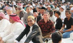 Tayland'da Müslümanlar bayram namazını eda etti