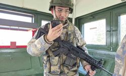 Telefondan annesiyle bayramlaşan Mehmetçik'in duygu dolu anları