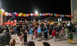 Teravih sonrası cami avlusunda çocuk şenliği düzenlendi