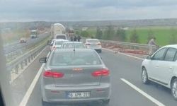 Tırda yüklü olan profil demirler yola savruldu, arkadaki araç zarar gördü