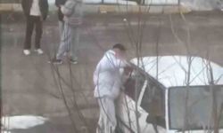 Tornavida ile otomobilin kapısını zorlayan gençler kameraya yakalandı