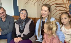 Türk eşinin babaannesine abdest aldırıp seccadesini serdi, 11 milyon izlenip gönüllerin gelini oldu