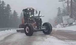 Uludağ'da bayramda kar sürprizi: Yollar beyaza büründü, ekipler seferber oldu