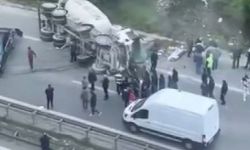 Ümraniye'de araca çarpan beton mikseri devrildi: 1 yaralı