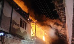 Uşak'ta iki katlı evde çıkan yangın söndürüldü