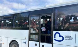 Uşak'ta Nev Sağlık Grubu Balıkesirspor'un taraftar otobüsüne taşlı saldırı