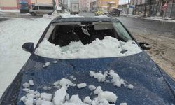 Üzerine çatıdan kar kütlesi düşen otomobil kullanılamaz hale geldi
