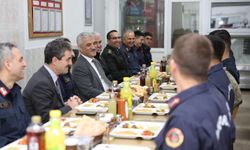 Vali Makas Mehmetçikle iftar yaptı
