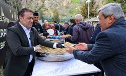 Vali Sözer'den Şeyh Edebali Türbesi'nde vatandaşlara şifalı pilav ikramı