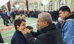 Vali Toraman, namaz sonrası vatandaşlarla bayramlaştı