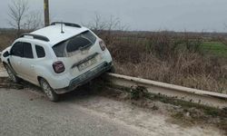 Virajı alamayan araç bariyerlere çıktı