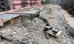 Yangında kullanılamaz hale gelen hastane, 3 yılın ardından yıkılmaya başlandı